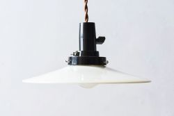 【K様ご成約済・ご決済用】昭和レトロ　シンプルな白い笠が魅力的なシェード(電笠)