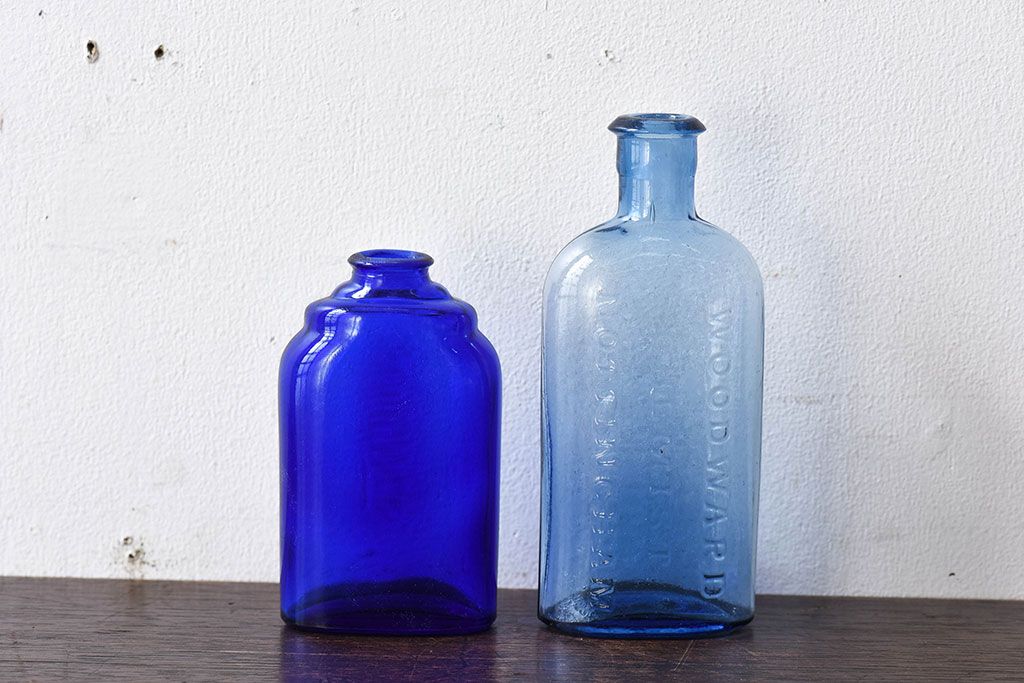 アンティーク雑貨　冴えるような青がきれいなエンボス入りアンティークボトル(薬瓶、ガラスビン)2個セット(1)