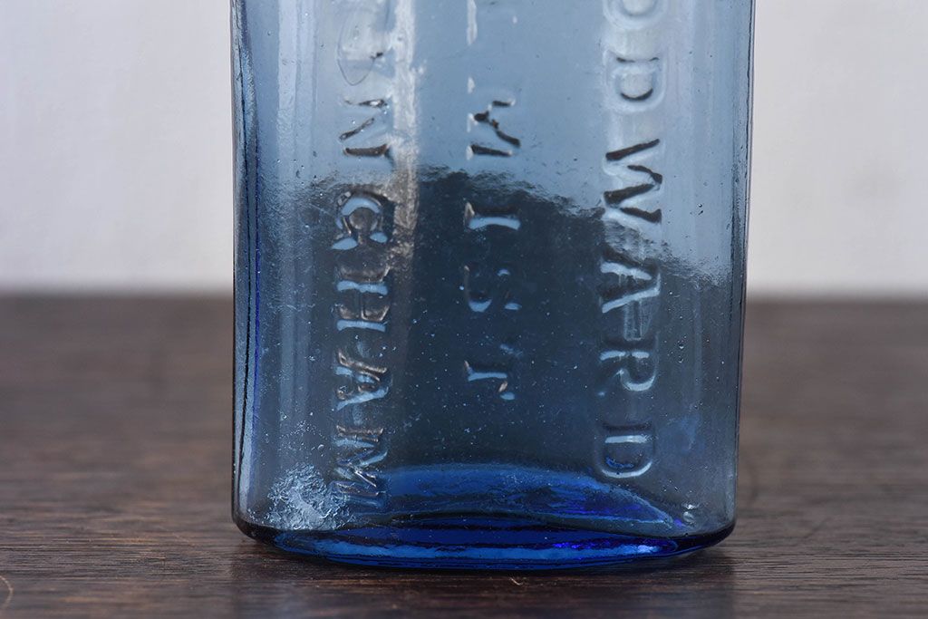 アンティーク雑貨　冴えるような青がきれいなエンボス入りアンティークボトル(薬瓶、ガラスビン)2個セット(1)