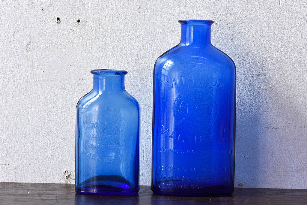 アンティーク雑貨 冴えるような青がきれいなエンボス入りアンティークボトル(薬瓶、ガラスビン)2個(2)セット | ラフジュ工房