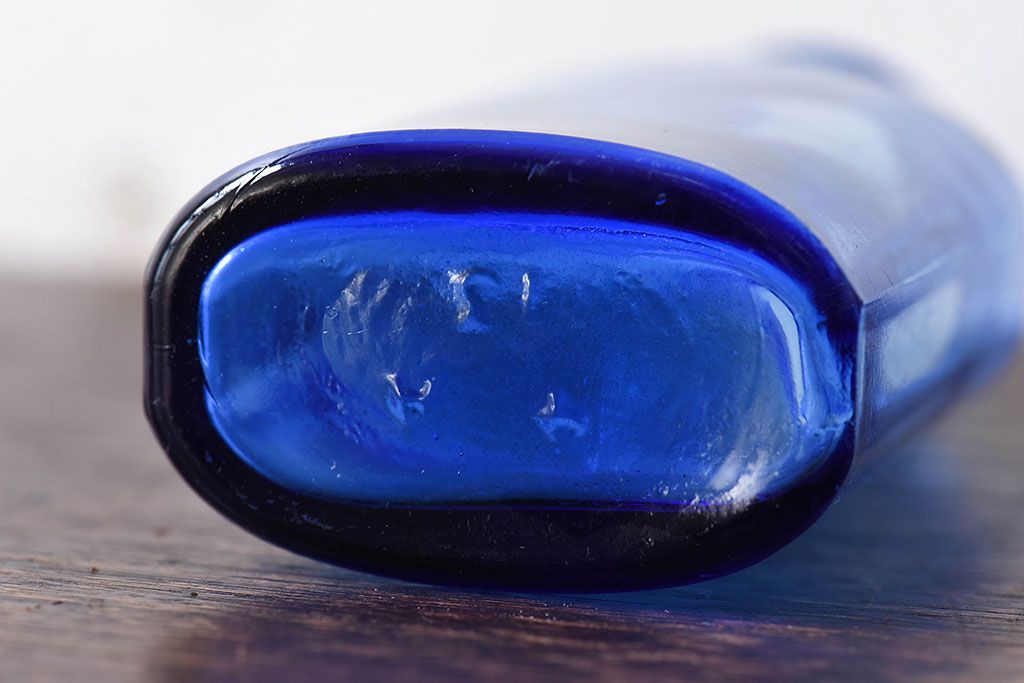 アンティーク雑貨　冴えるような青がきれいなエンボス入りアンティークボトル(薬瓶、ガラスビン)2個(2)セット