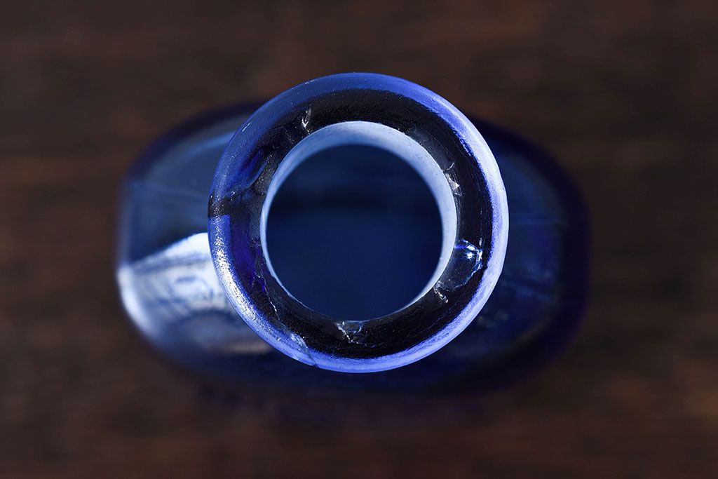 アンティーク雑貨　冴えるような青がきれいなエンボス入りアンティークボトル(薬瓶、ガラスビン)2個セット(3)