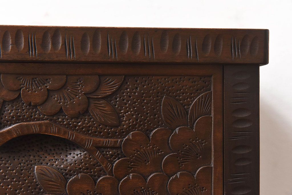 アンティーク雑貨　中古　伝統工芸　軽井沢彫り　意匠を凝らした美しい花台(サイドテーブル、飾り台、引き出し)