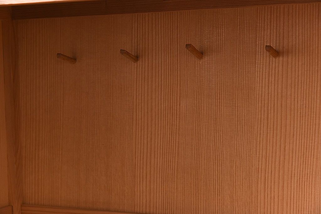 中古　竹の装飾と木の質感が味わい深い置き水屋(茶水屋、戸棚、茶棚)(2)