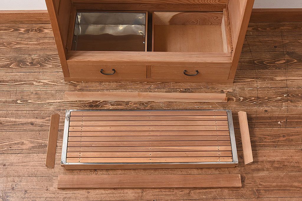 中古　竹の装飾と木の質感が味わい深い置き水屋(茶水屋、戸棚、茶棚)(2)