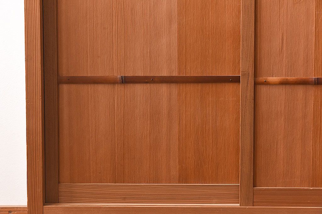 中古　竹の装飾と木の質感が味わい深い置き水屋(茶水屋、戸棚、茶棚)(2)
