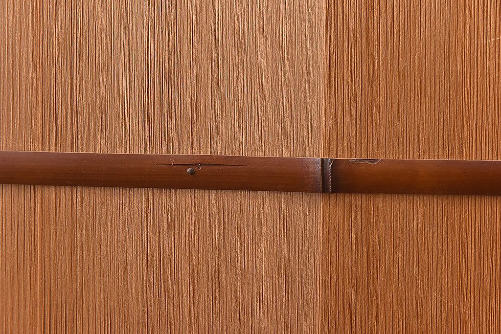 中古　竹の装飾と木の質感が味わい深い置き水屋(茶水屋、戸棚、茶棚)(2)