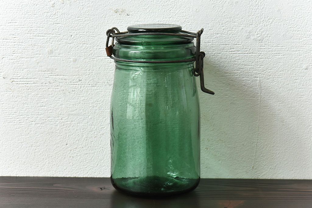 アンティーク雑貨　アンティーク　エンボス入り爽やかなグリーンのガラスジャー(フタ付きガラス瓶、ビン)