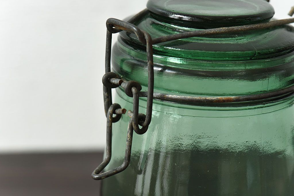 アンティーク雑貨　アンティーク　エンボス入り爽やかなグリーンのガラスジャー(フタ付きガラス瓶、ビン)