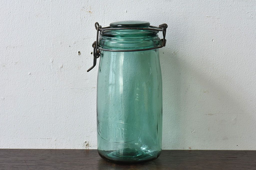 アンティーク雑貨　イギリス　SOLIDEX　金具の風合いと薄緑の色合いがおしゃれなガラスビン(保存瓶・ジャー)(1)