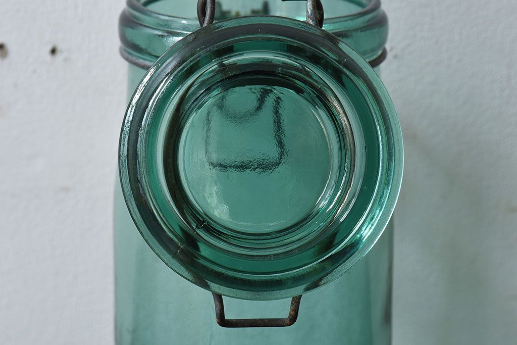 アンティーク雑貨　イギリス　SOLIDEX　金具の風合いと薄緑の色合いがおしゃれなガラスビン(保存瓶・ジャー)(1)
