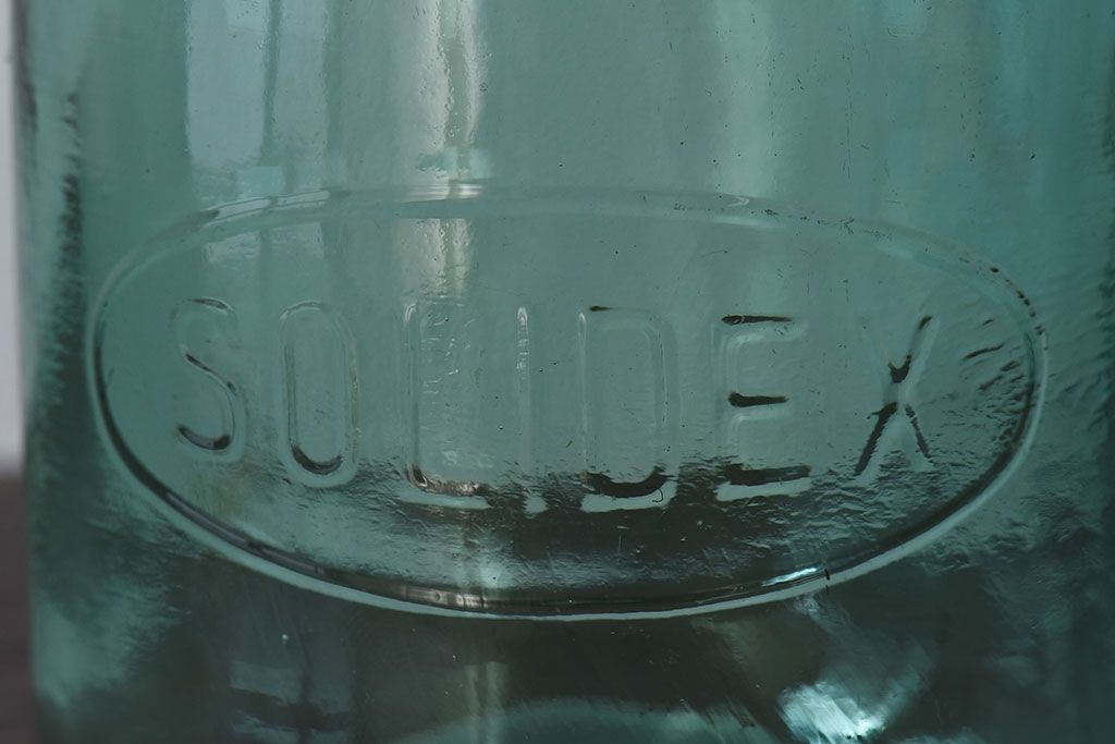 アンティーク雑貨　イギリス　SOLIDEX　金具の風合いと薄緑の色合いがおしゃれなガラスビン(保存瓶・ジャー)(2)