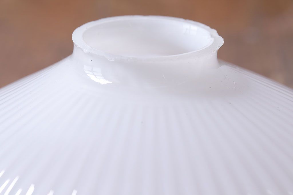 和製アンティーク　乳白色のプレスガラスがレトロな雰囲気のペンダントライト(天井照明)