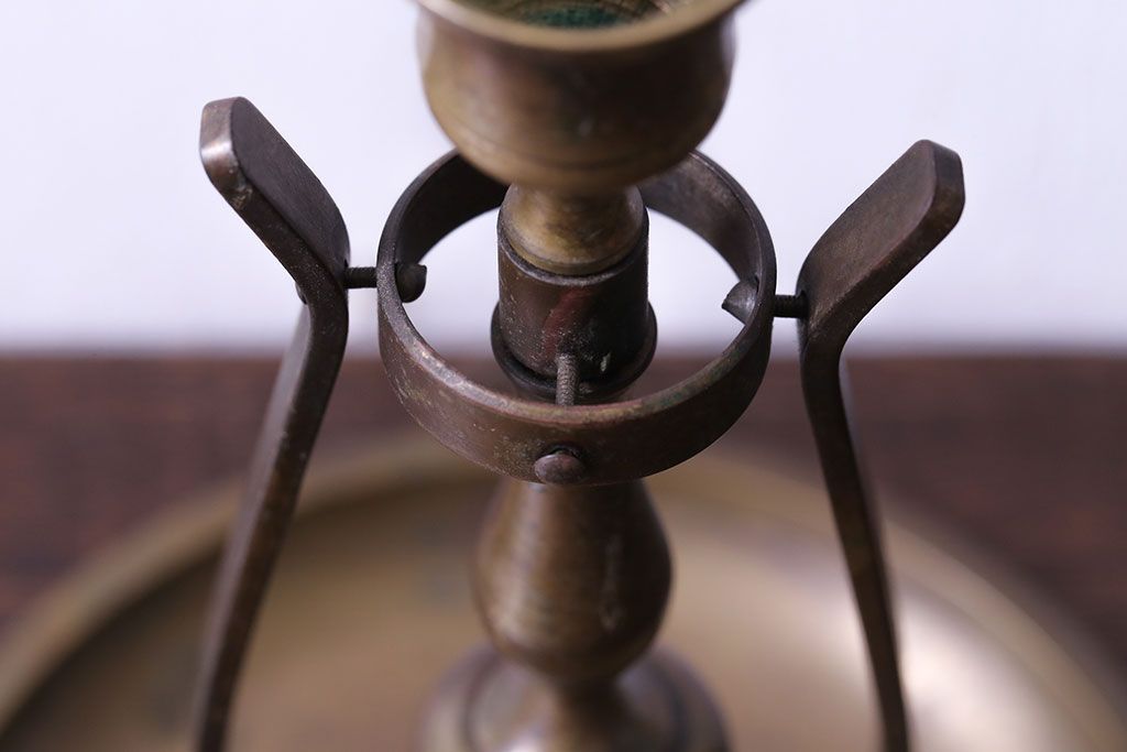 アンティーク雑貨　ビンテージ　古い質感が味わい深い真鍮製の燭台(ろうそく立て)(1)