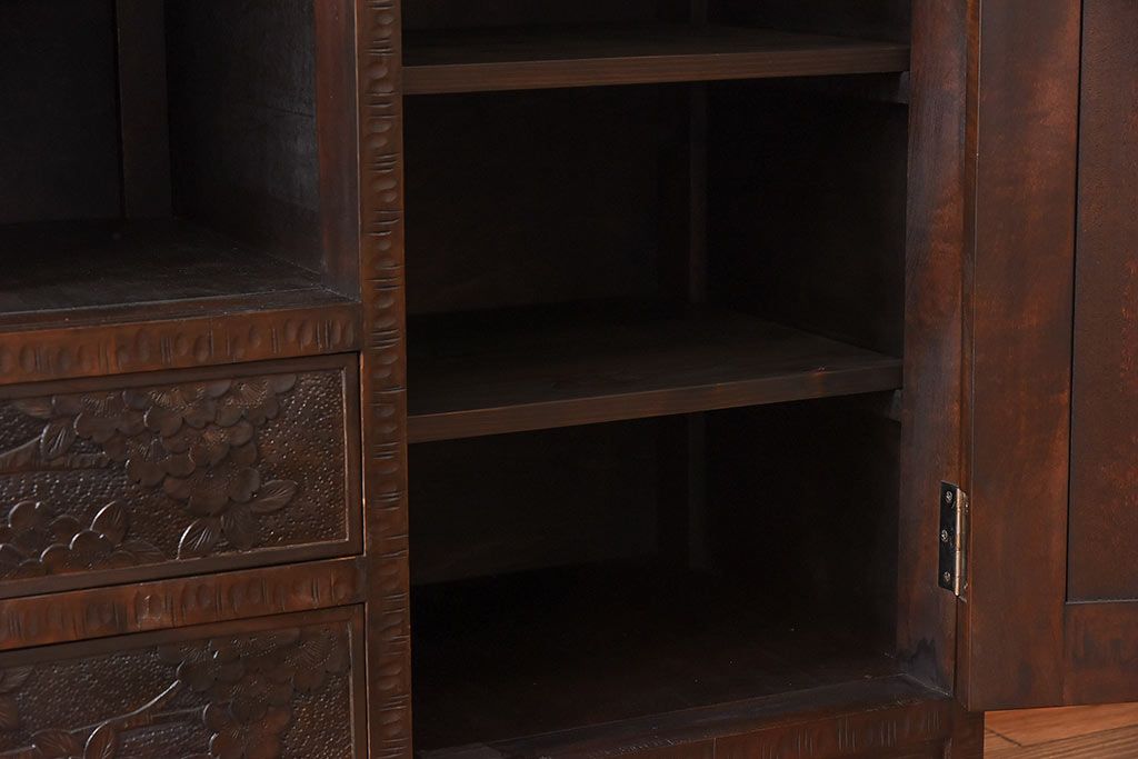 中古　軽井沢彫り　手彫りの意匠が見事なサイドボード(サイドキャビネット、収納棚)