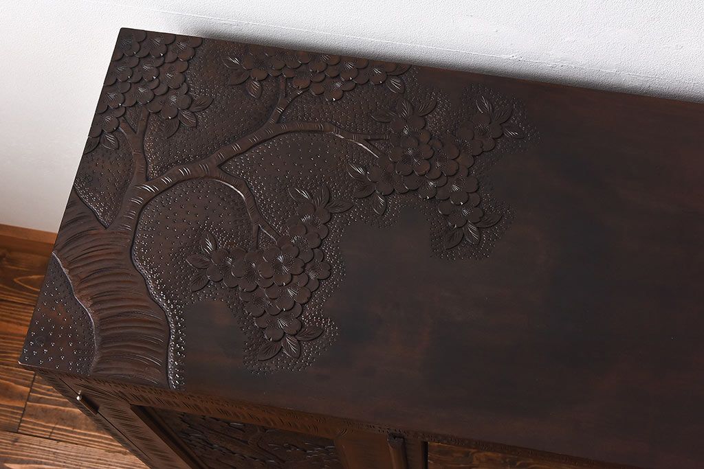 中古　軽井沢彫り　手彫りの意匠が見事なサイドボード(サイドキャビネット、収納棚)