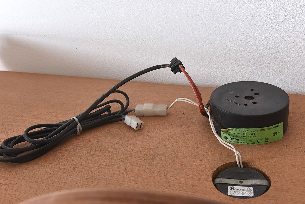 アンティーク家具　イタリア製　両開き扉　高級感漂うキュリオケース(ガラスキャビネット、飾り棚)