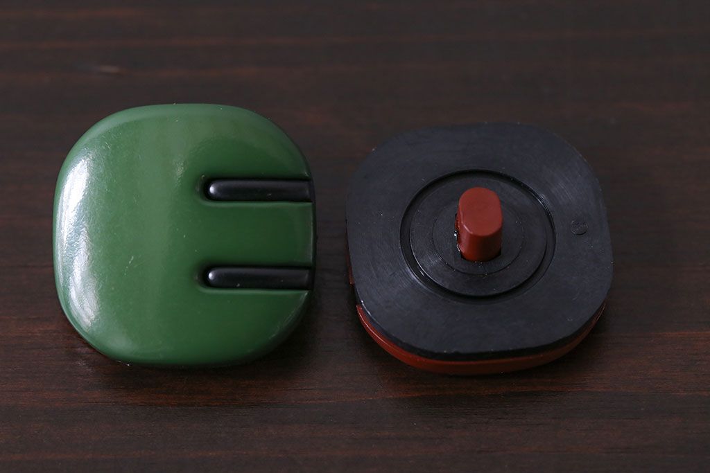 アンティーク雑貨　ビンテージ　革製風のデザインがおしゃれな古いボタン