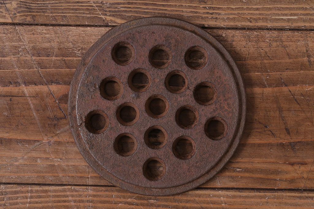アンティーク雑貨　和製アンティーク　使い込まれた渋さが魅力の小振りなストーブ