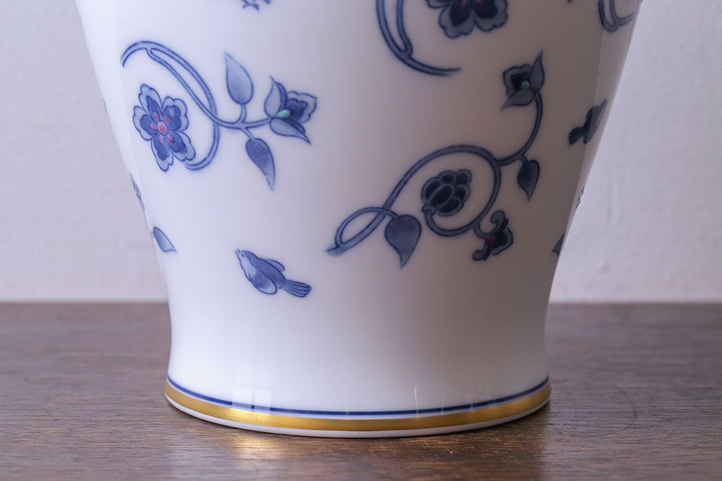 アンティーク雑貨　中古　大蔵陶園(OKURA)　花と蝶と鳥の絵柄が上品な花瓶(花器)