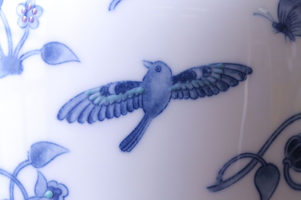 アンティーク雑貨　中古　大蔵陶園(OKURA)　花と蝶と鳥の絵柄が上品な花瓶(花器)