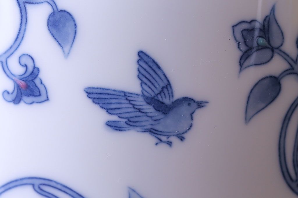 アンティーク雑貨　中古　大蔵陶園(OKURA)　花と蝶と鳥の絵柄が上品な花瓶(花器)
