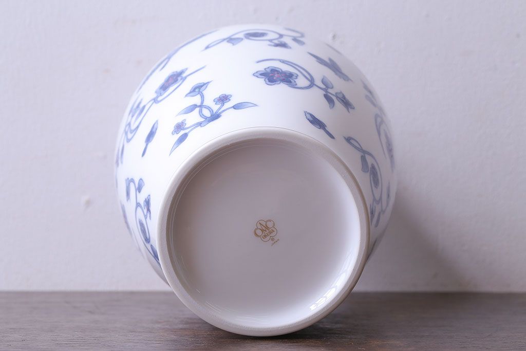 アンティーク雑貨　中古　大蔵陶園(OKURA)　花と蝶と鳥の絵柄が上品な花瓶(花器)