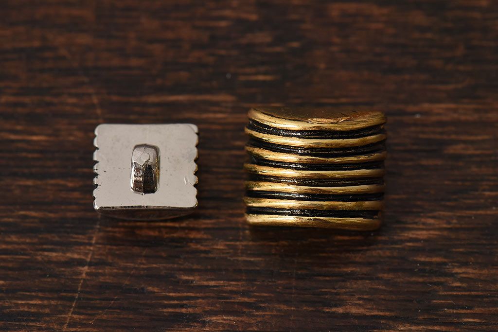 アンティーク雑貨　ビンテージ　金色と銀色のユニークなボタンセット