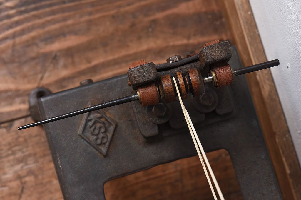 アンティーク雑貨　古民具　鉄製　シャビーな雰囲気漂う糸巻き機(ディスプレイ)