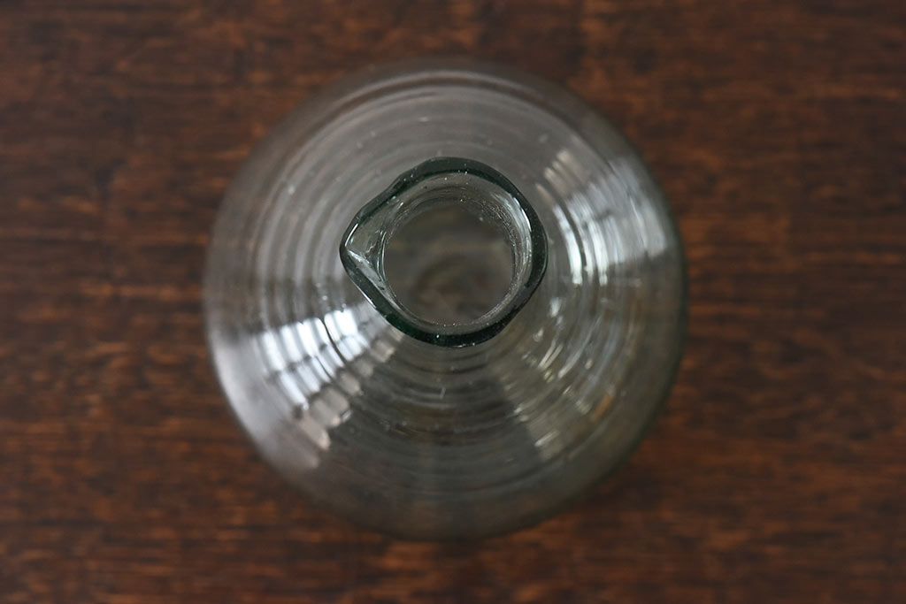 アンティーク雑貨　昭和レトロ　シックな色味と薄いガラスが上品な雰囲気のガラスの水差し(一輪挿し)