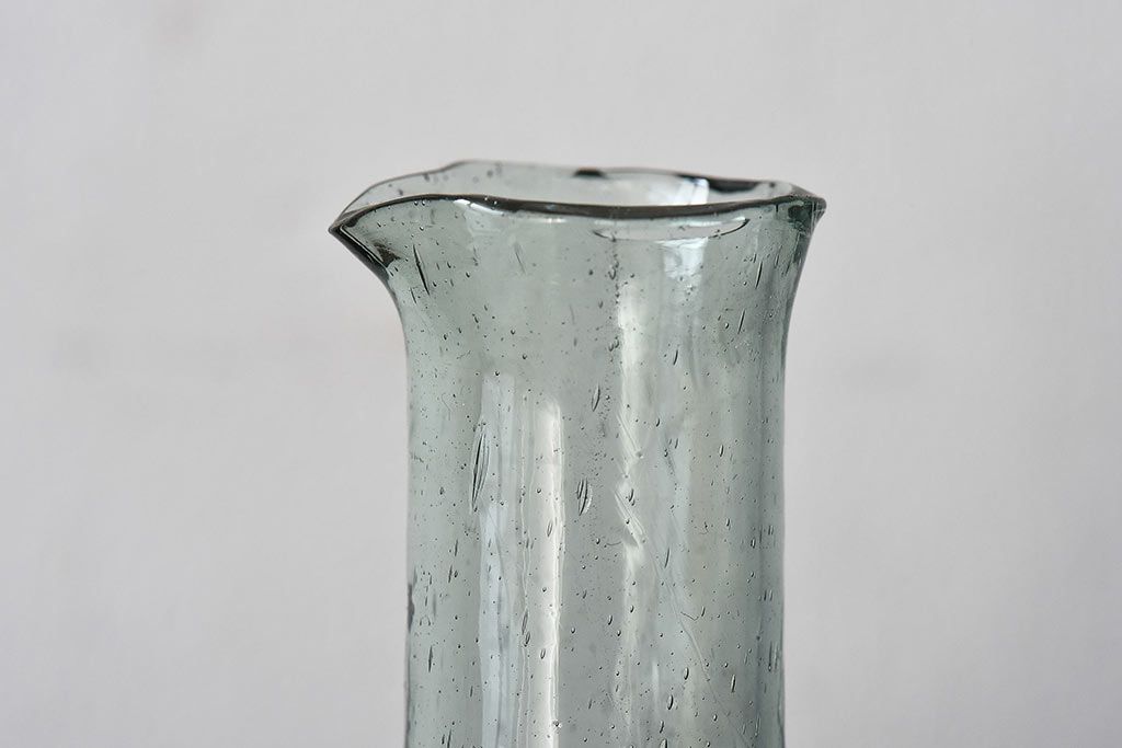 アンティーク雑貨　昭和レトロ　シックな色味と薄いガラスが上品な雰囲気のガラスの水差し(一輪挿し)