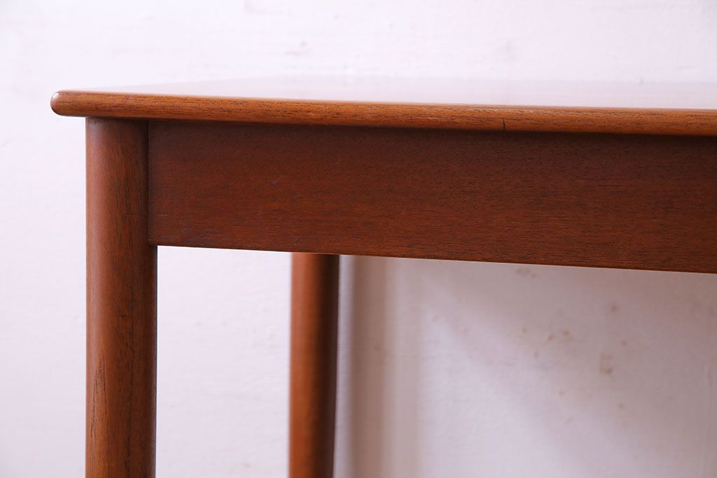 北欧家具　フィンランド　シンプルで小ぶりな木製デスク(片袖机、在宅ワーク、在宅用学習机、在宅ワーク、在宅用平机)