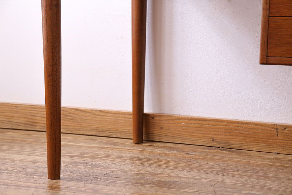 北欧家具　フィンランド　シンプルで小ぶりな木製デスク(片袖机、在宅ワーク、在宅用学習机、在宅ワーク、在宅用平机)