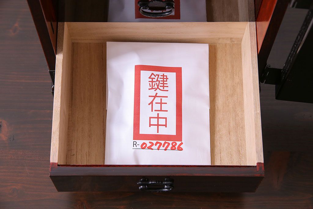 仙台箪笥 渡辺家具店 金具と漆塗りが見事な小引き出し(チェスト 仙台箪笥 渡辺家具店 金具と漆塗りが見事な小引き出し(チェスト