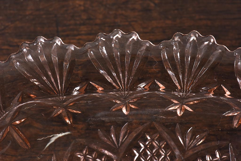 アンティーク雑貨　昭和レトロ　レトロな雰囲気漂う薄ピンクの脚付きプレート皿(プレスガラス、器)