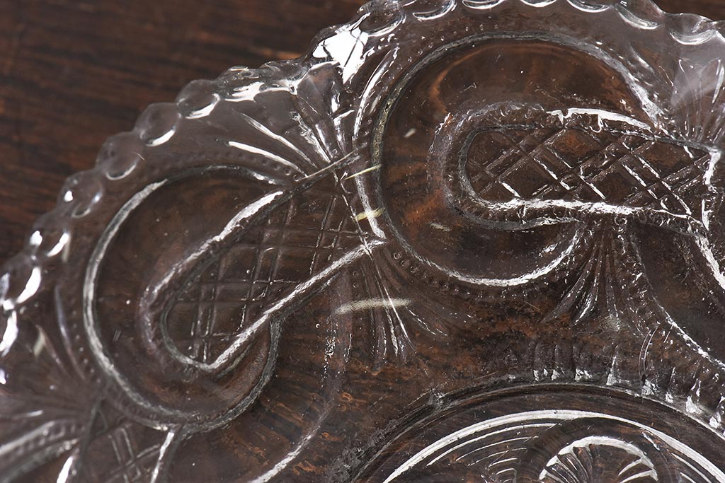 アンティーク雑貨　大正期　花・渦つなぎ紋　可愛らしいデザインの深皿(鉢、器、プレスガラス)