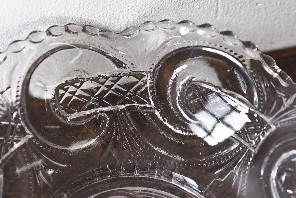 アンティーク雑貨　大正期　花・渦つなぎ紋　可愛らしいデザインの深皿(鉢、器、プレスガラス)