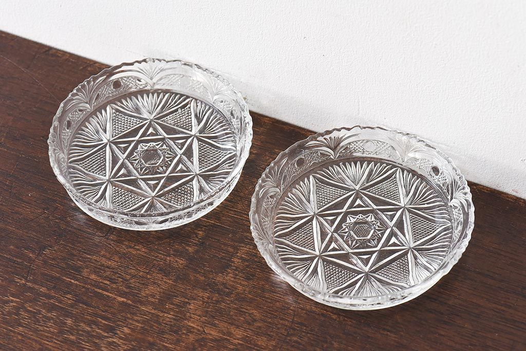 アンティーク雑貨　プレスガラス　昭和レトロ　アンティークの小皿　2枚セット