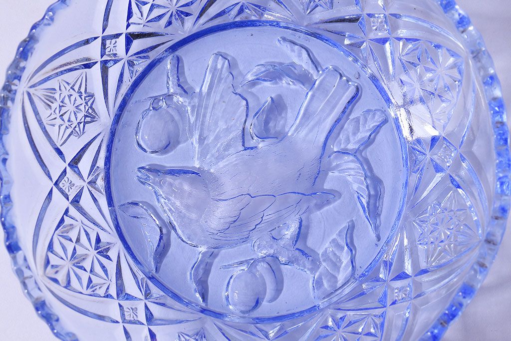 アンティーク雑貨　昭和レトロ　鳥の模様が愛らしい青いガラスの小皿(プレート、器)