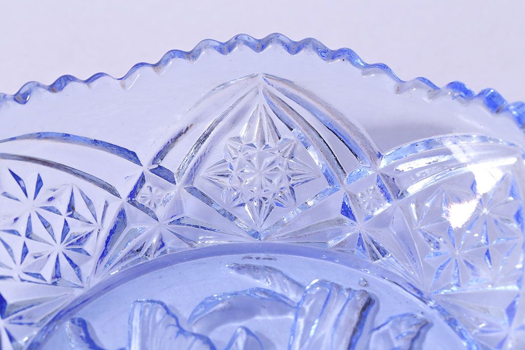アンティーク雑貨　昭和レトロ　鳥の模様が愛らしい青いガラスの小皿(プレート、器)