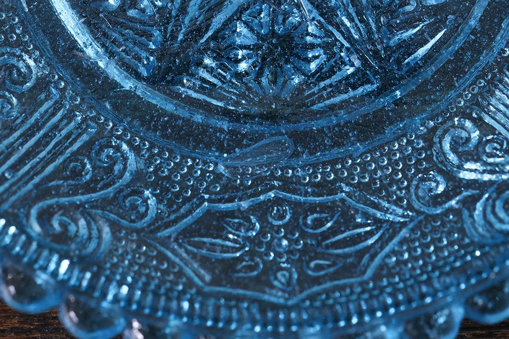 アンティーク雑貨　大正期　星・ダイヤ　唐草文　レトロなプレスガラスのプレート(小皿、器)(1)