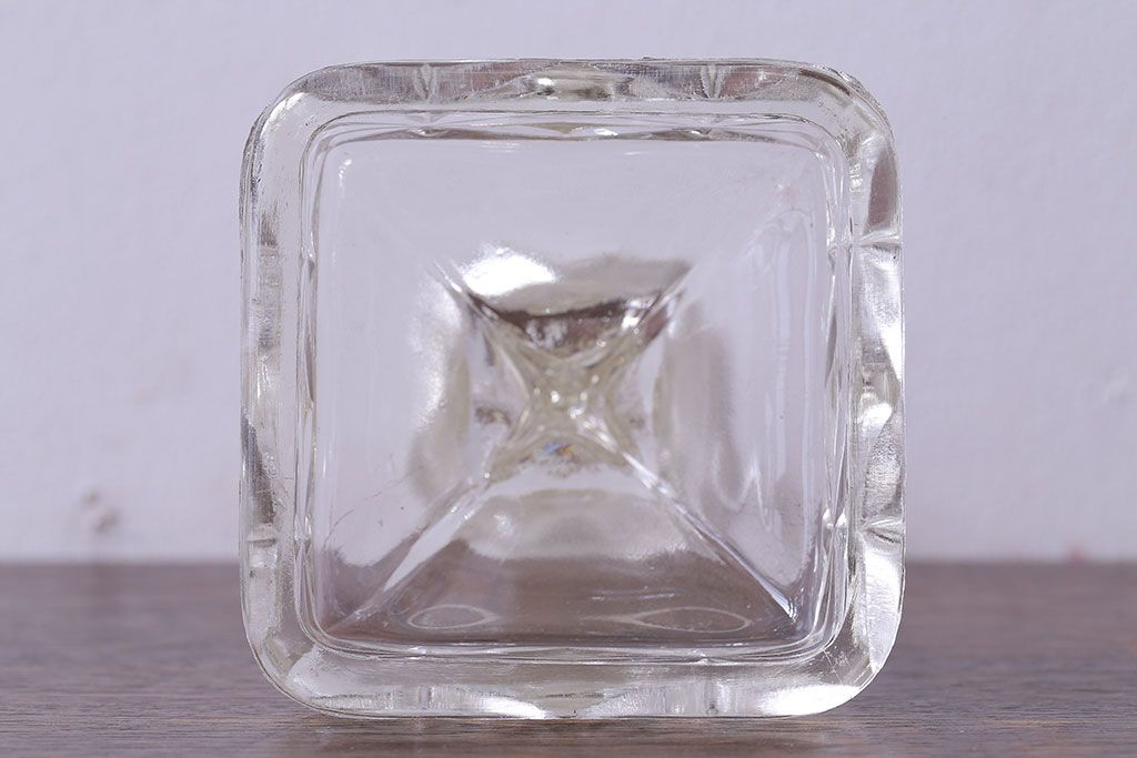 アンティーク雑貨　イギリスアンティーク 切り込みのデザインがシックなガラス製キャンドルスタンド(ろうそく立て、キャンドルホルダー)
