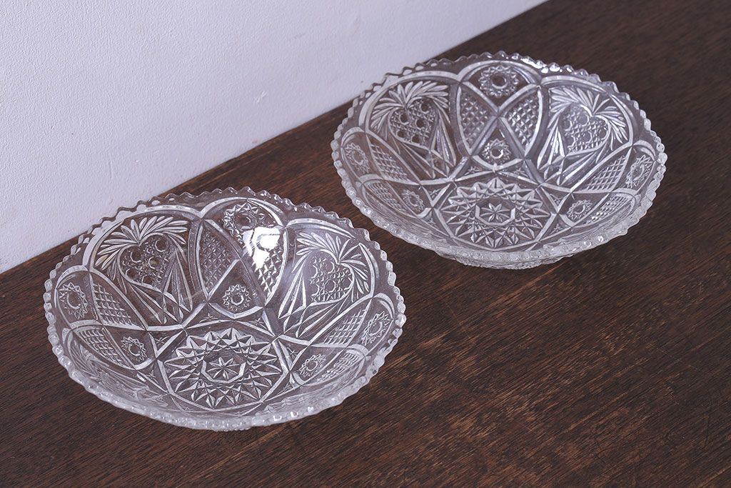 アンティーク雑貨　繊細で華やかなデザインのガラス製レース深皿(鉢、ボウル)2枚セット(1)
