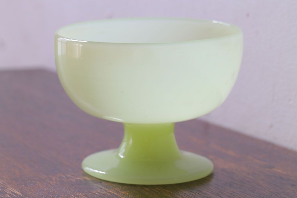 アンティーク雑貨　丸みを帯びた可愛らしいウランガラスの氷コップ(脚付きカップ、グラス、パフェグラス)(2)