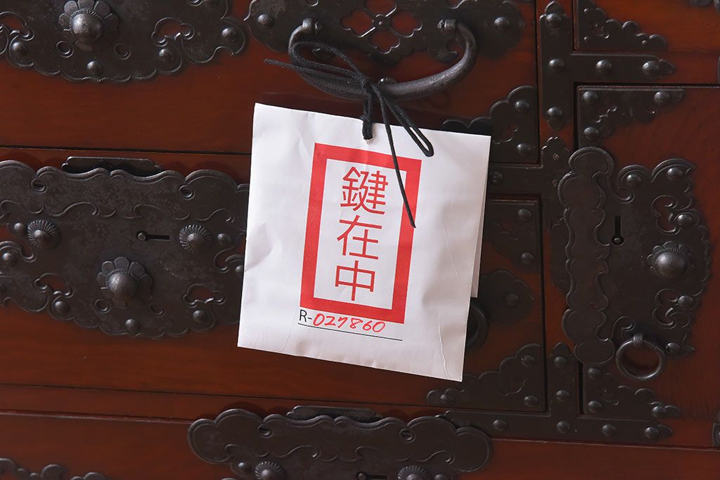 ビンテージ　民芸家具　三方栗材　手打ち金具が印象的な漆塗り佐渡小箪笥(帳箱、帳場箪笥、船箪笥)