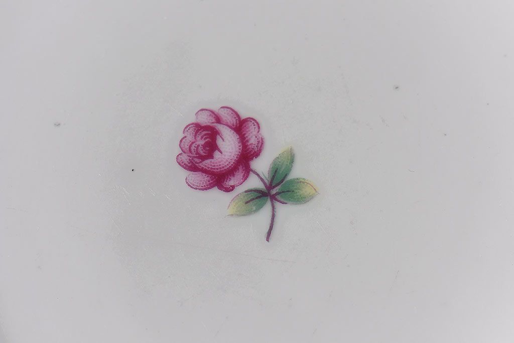 アンティーク雑貨　ノリタケ(日陶・則武)小さなバラが描かれたレトロな雰囲気が魅力の灰皿