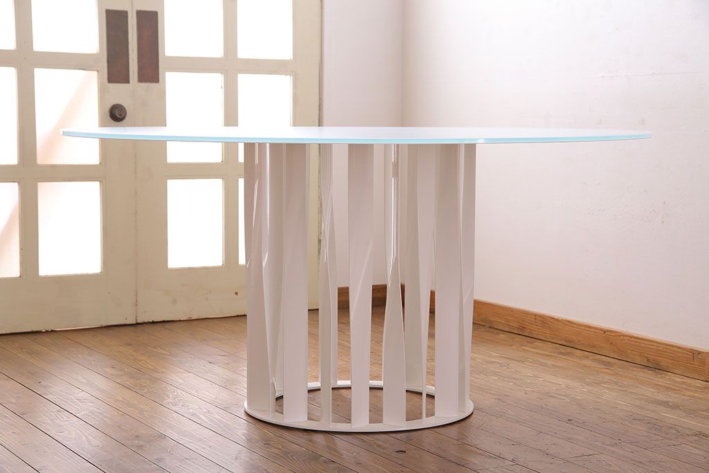 展示美品　Cassina(カッシーナ)　BOBOLI(ボボリ)　デザイン性の高いラウンドテーブル(ダイニングテーブル)(定価約96万円)