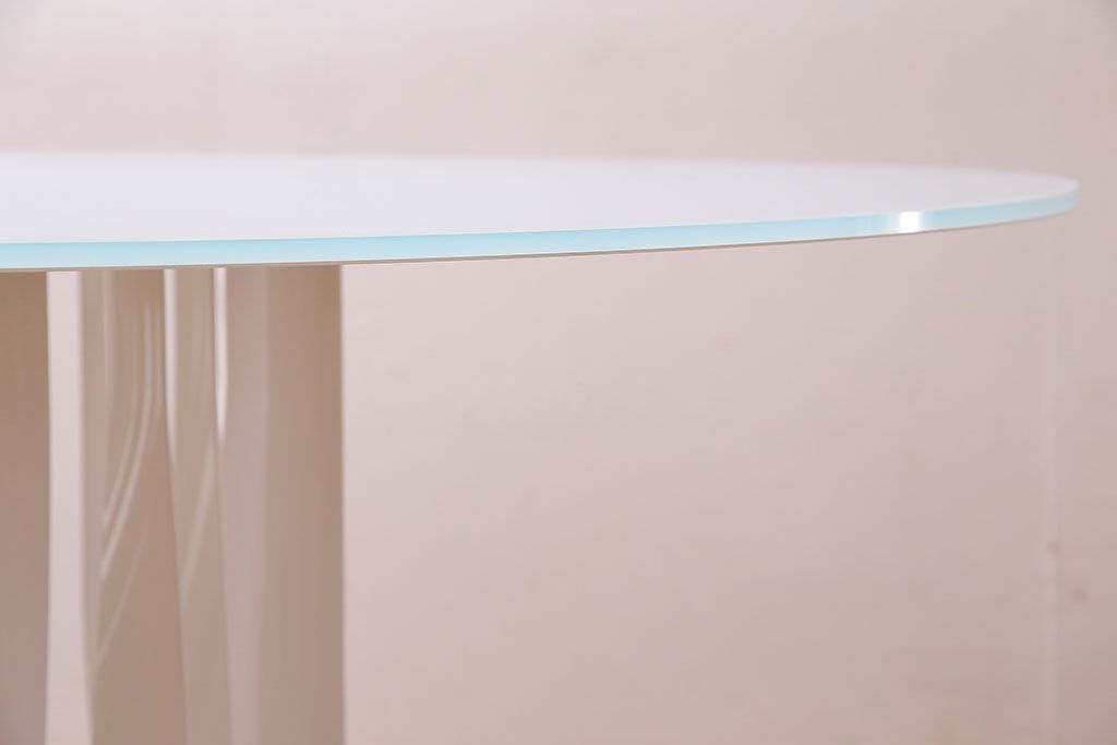 展示美品　Cassina(カッシーナ)　BOBOLI(ボボリ)　デザイン性の高いラウンドテーブル(ダイニングテーブル)(定価約96万円)