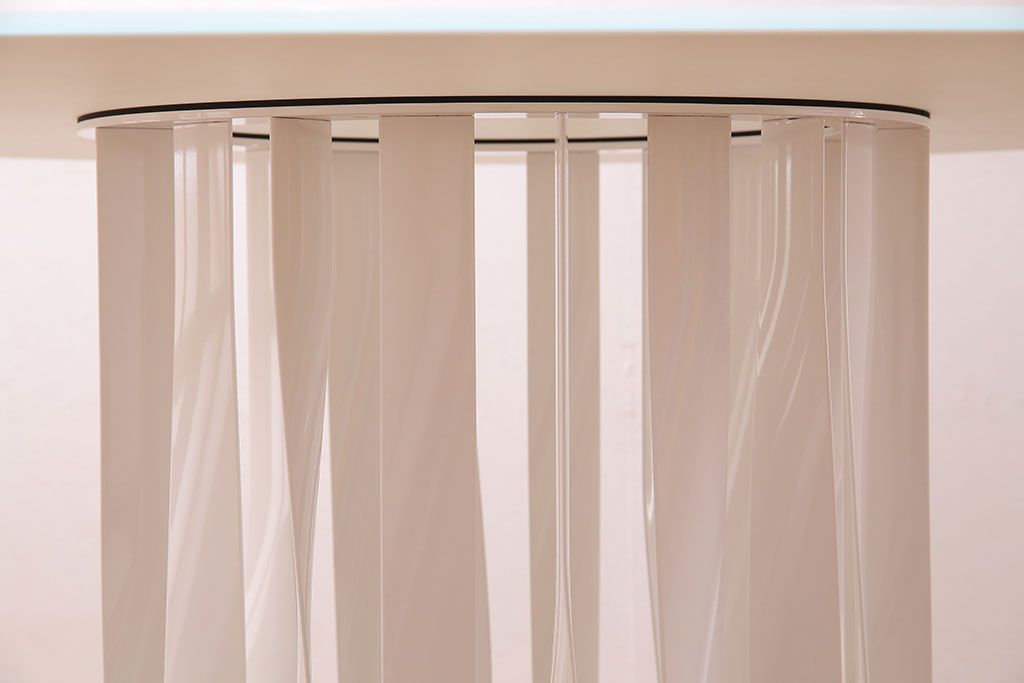 展示美品　Cassina(カッシーナ)　BOBOLI(ボボリ)　デザイン性の高いラウンドテーブル(ダイニングテーブル)(定価約96万円)