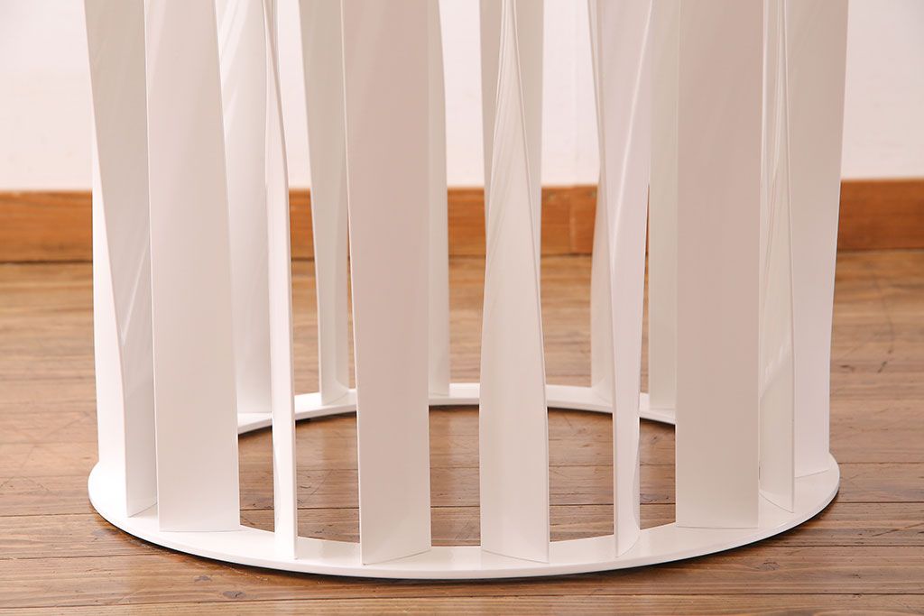 展示美品　Cassina(カッシーナ)　BOBOLI(ボボリ)　デザイン性の高いラウンドテーブル(ダイニングテーブル)(定価約96万円)